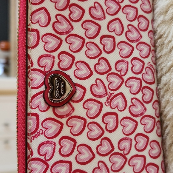 Adorable Like New Coach Heart 3/4 Zippered Long Wallet ❤️🩷🩶 - Picture 15 of 16